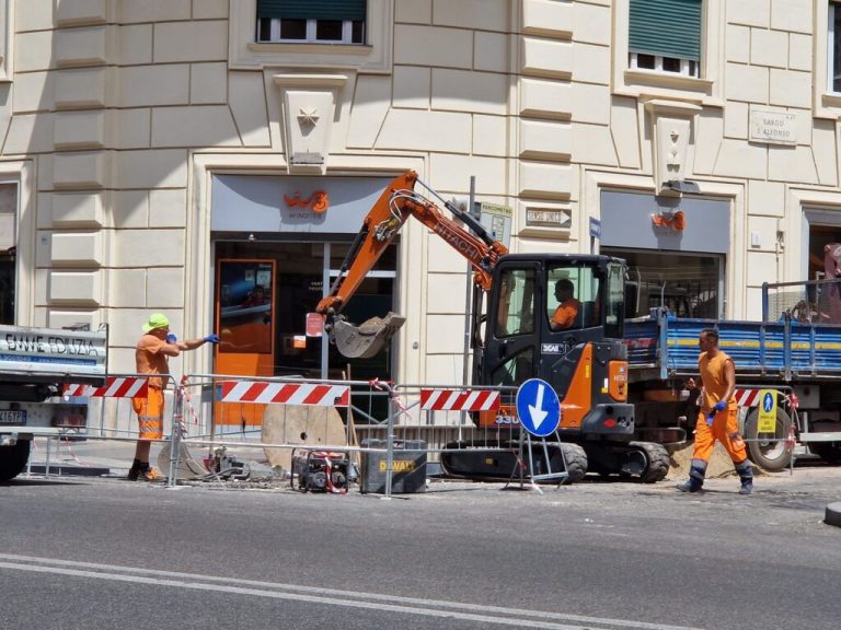 Operai edili al lavoro sotto il sole durante un’ondata di caldo estremo in Italia